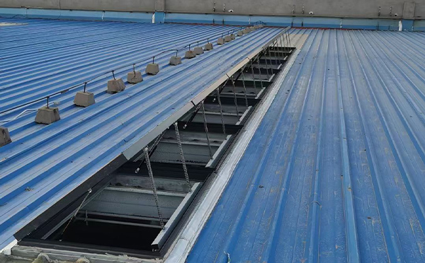 某城市大型商业综合体中庭延川排烟窗工程