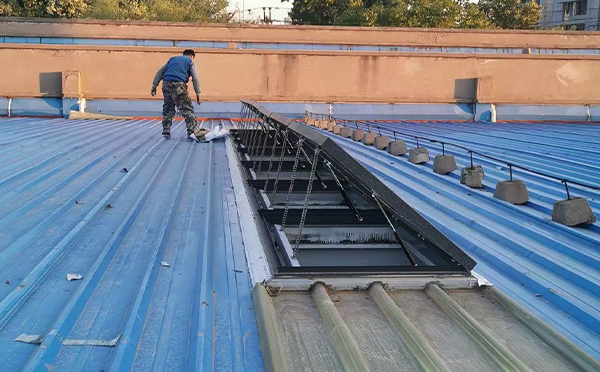 某区域性物流仓储中心延川排烟窗系统安装项目