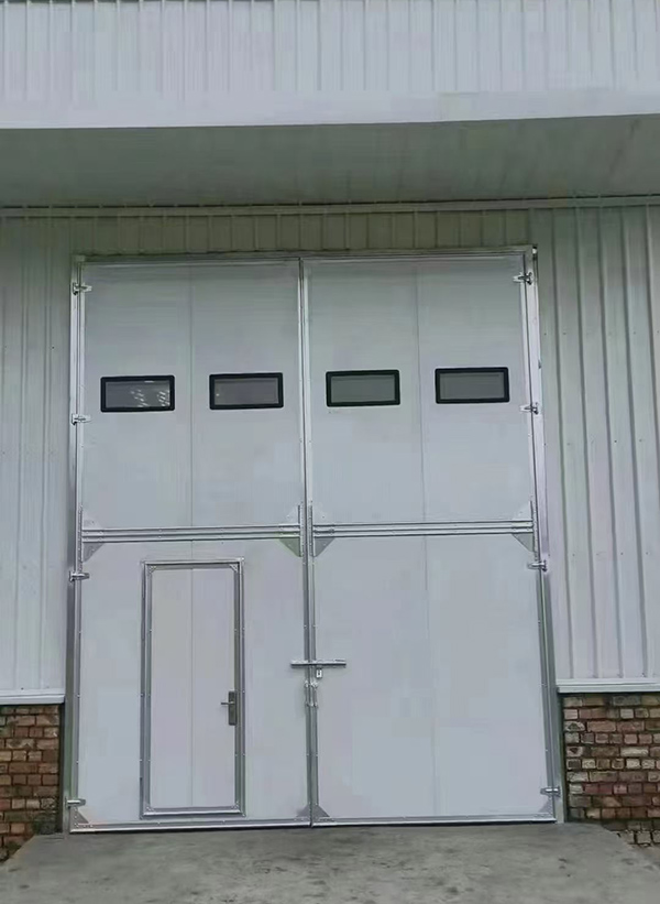 延川工业门在设备装配车间出入口的实施记录